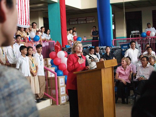 Hillary addresses Malanday HS kids